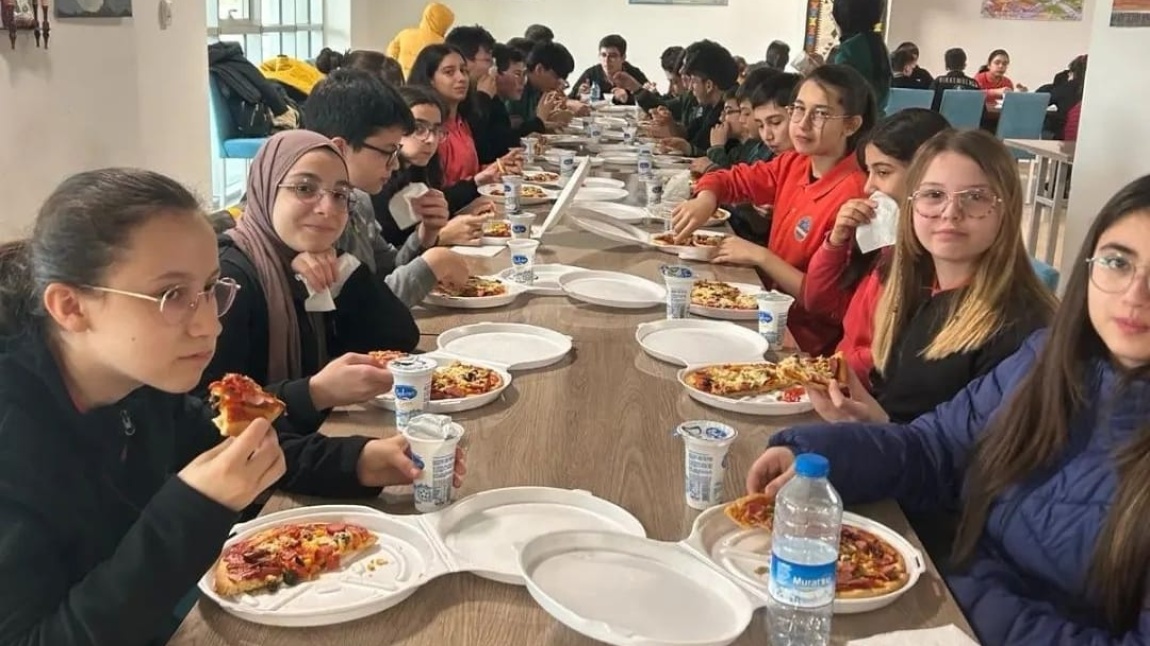Deneme Sınavında Başarı Gösteren Öğrencilerimiz Pizza İle Ödüllendirildi